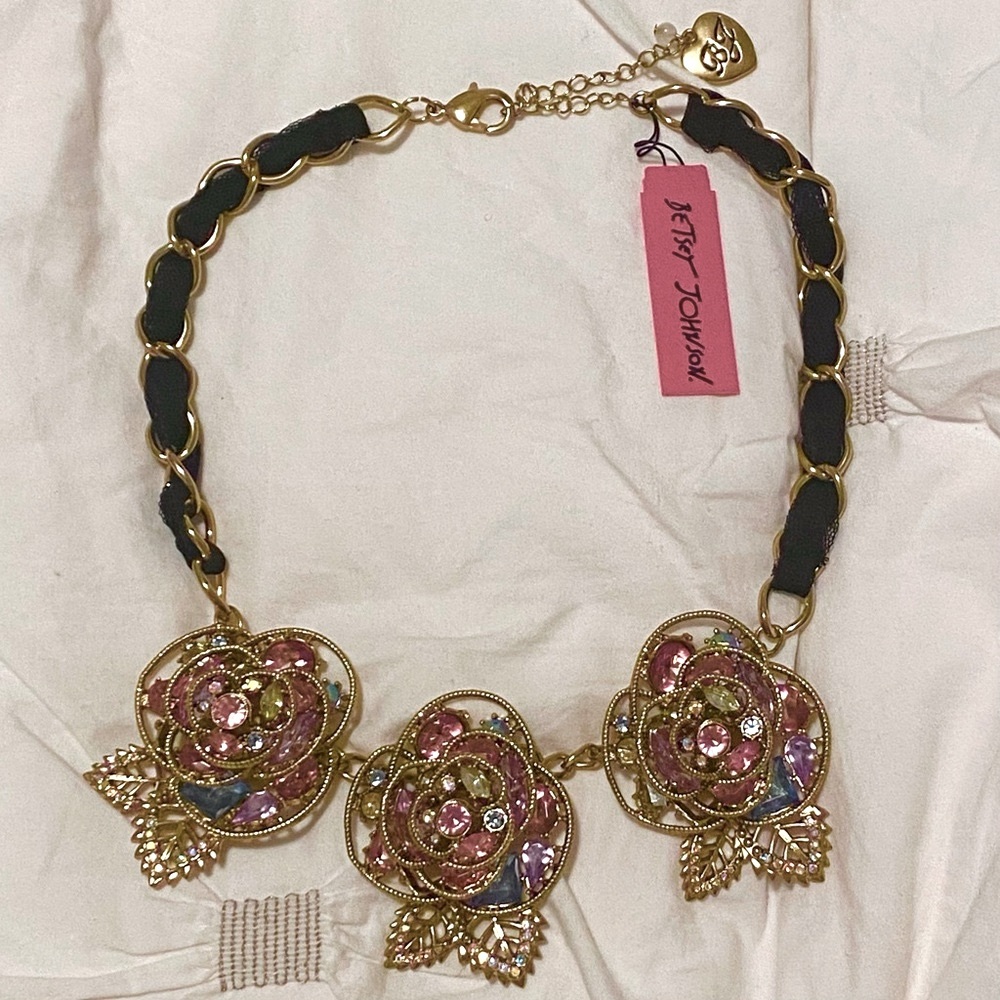 BETSEY JOHNSON - Prom Party Three Rose Necklace